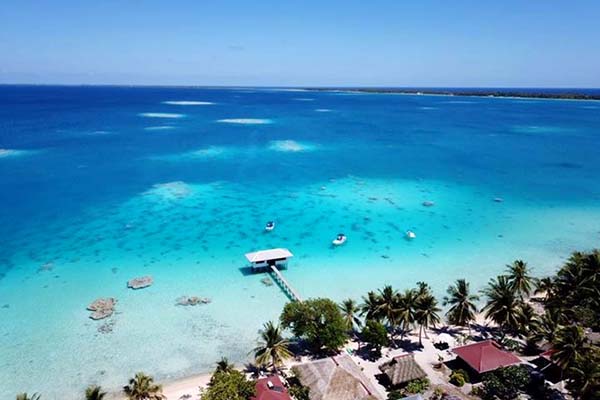 plage de sable rose aux tuamotu